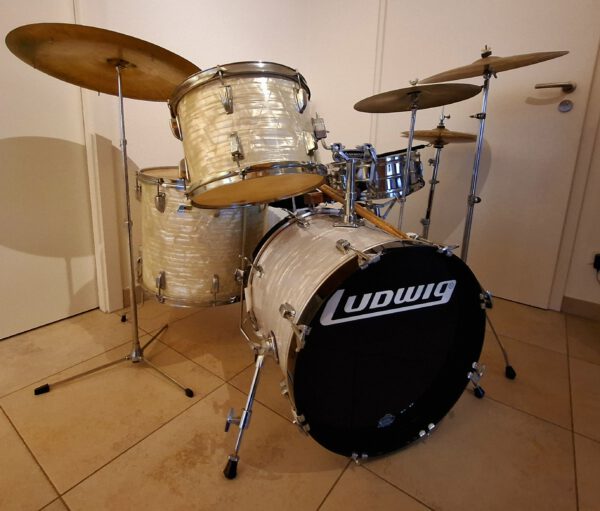 LUDWIG Classic Maple Drumset + LUDWIG Super Sensitive Snaredrum + div. Becken, Kofferset etc.