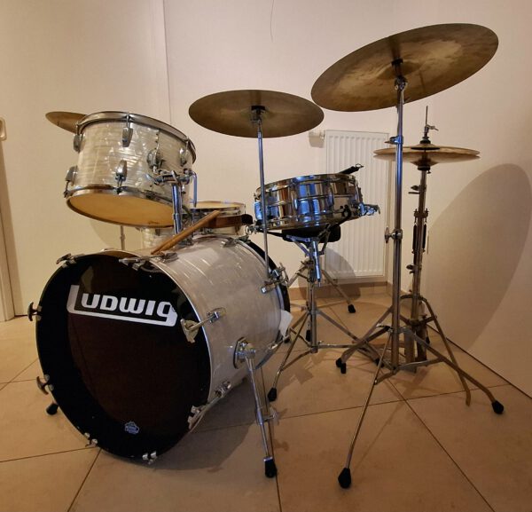 LUDWIG Classic Maple Drumset + LUDWIG Super Sensitive Snaredrum + div. Becken, Kofferset etc. – Bild 2